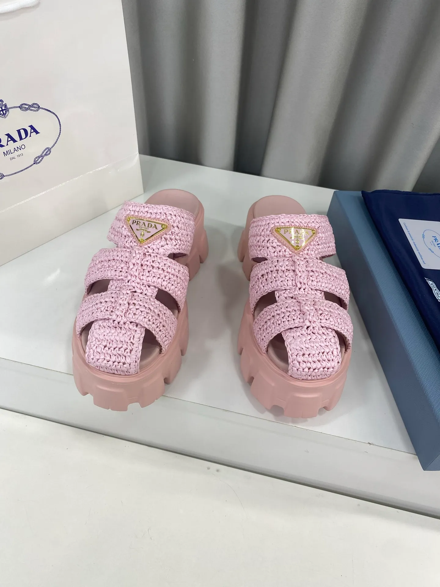 👟👟Ex-factory price 520👟👟 Prada's latest bamboo cage weaving thick-soled triangle buckle sandals☑️ Latest environmentally friendly PP material, fully hand-crocheted, just like knitting sweaters, slow work and meticulous work, retro fashionable thick-soled shoes, with woven uppers, making the whole pair of shoes light and comfortable, bright colors, satisfying various choices for fashionable people with different styles! The iconic metal triangle logo is paired with the shape of ancient beach sandals. Every design element is fashionable! Size: Women's 35-39 (34, 40, custom-made, non-returnable) Full set of counter original packaging